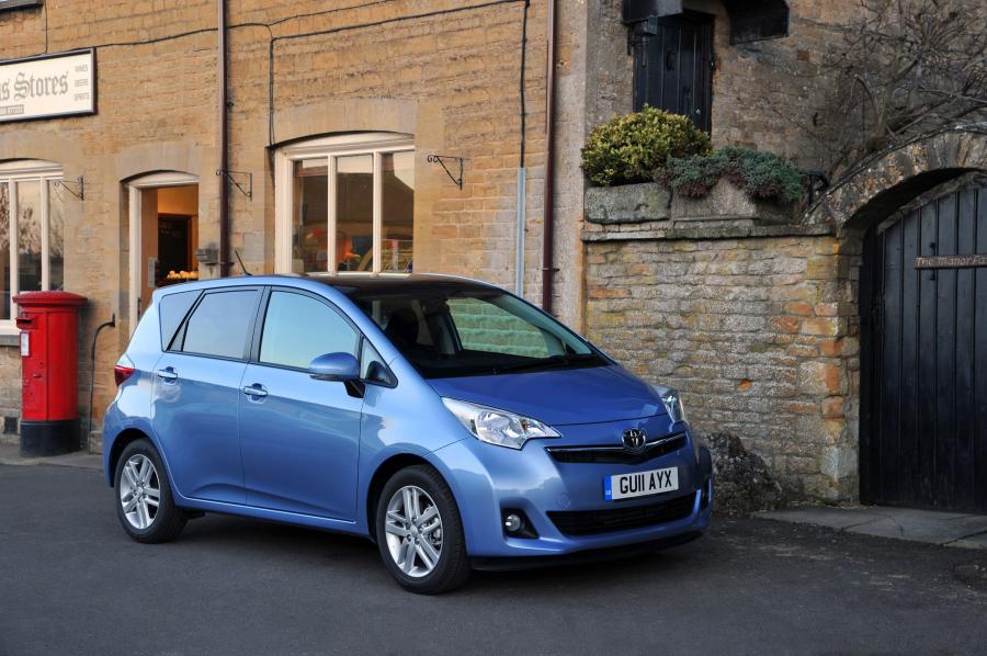  Toyota Verso-S 2010 года  (фото 18 из 109)
